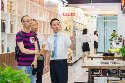 1533873574176727.jpg 成都市五味缘餐饮管理有限公司副总经理蒋明星向首席品位师刘仪伟介绍串串开店准备.JPG