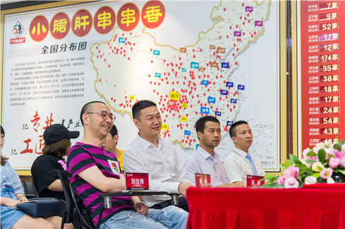 1533873543715731.jpg 首席品位师刘仪伟先生听取公司汇报.JPG